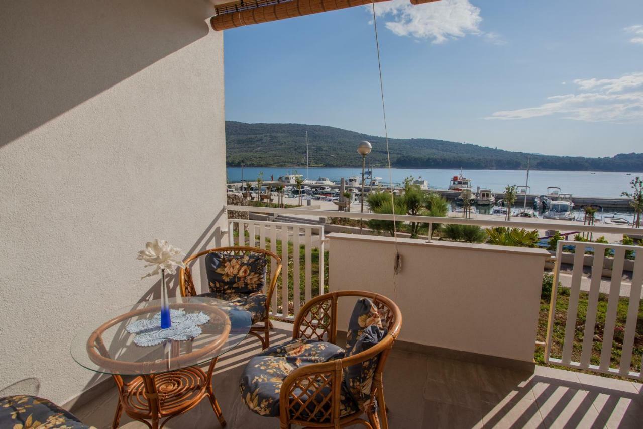 Apartment Sara - Cres Bagian luar foto
