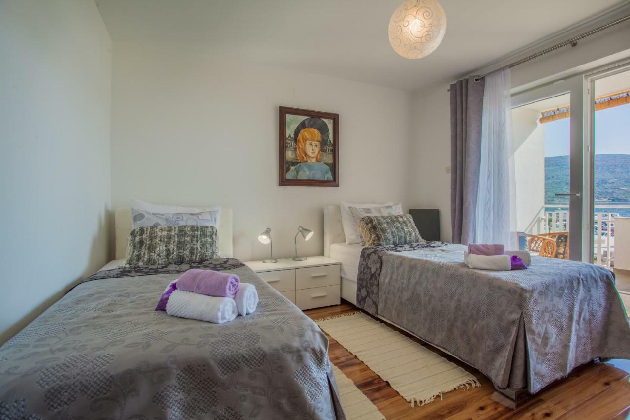 Apartment Sara - Cres Bagian luar foto