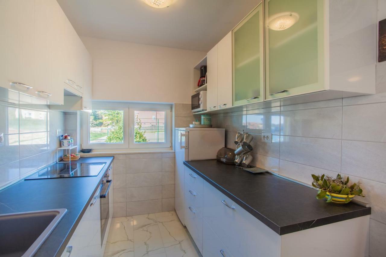 Apartment Sara - Cres Bagian luar foto